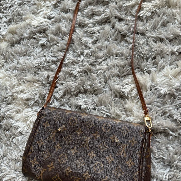 Authentic Louis Vuitton Favorite crossbody - Picture 2 of 8